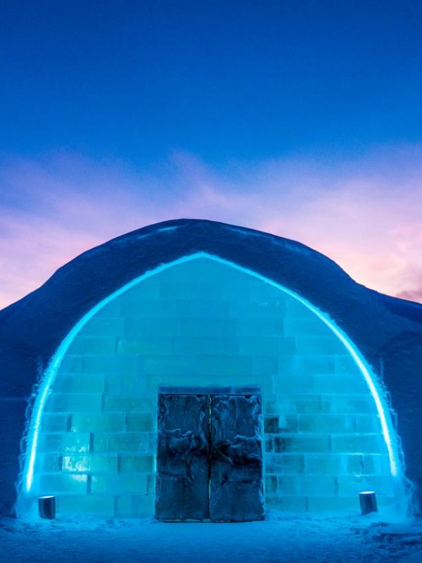 icehotel-entrance-of-the-ice-hotel-blue-twilight_0 Crédit photo Ice hotel
